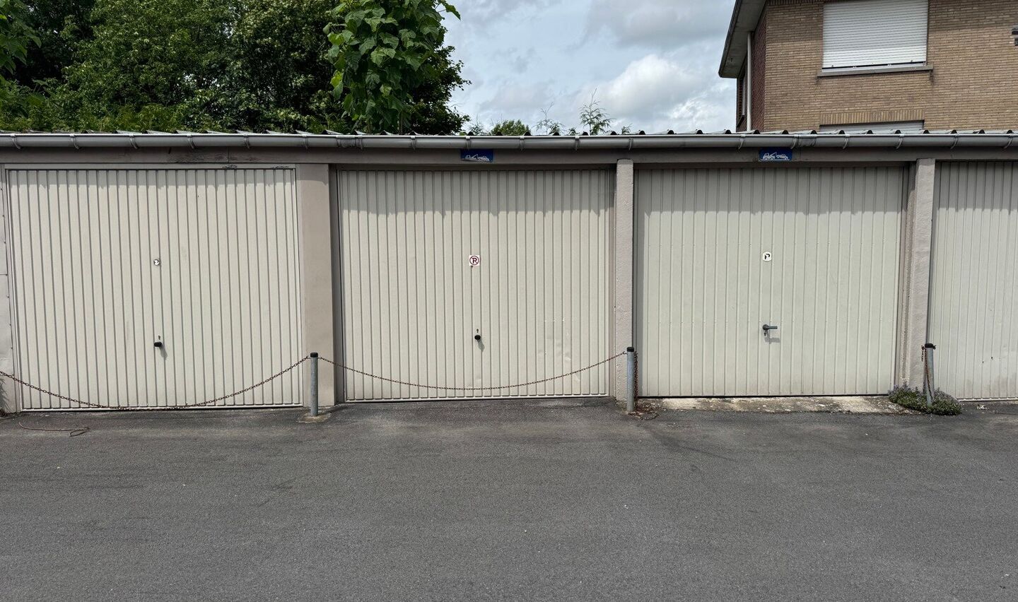 Gesloten garagebox te huur in Sint-Pieters-Leeuw